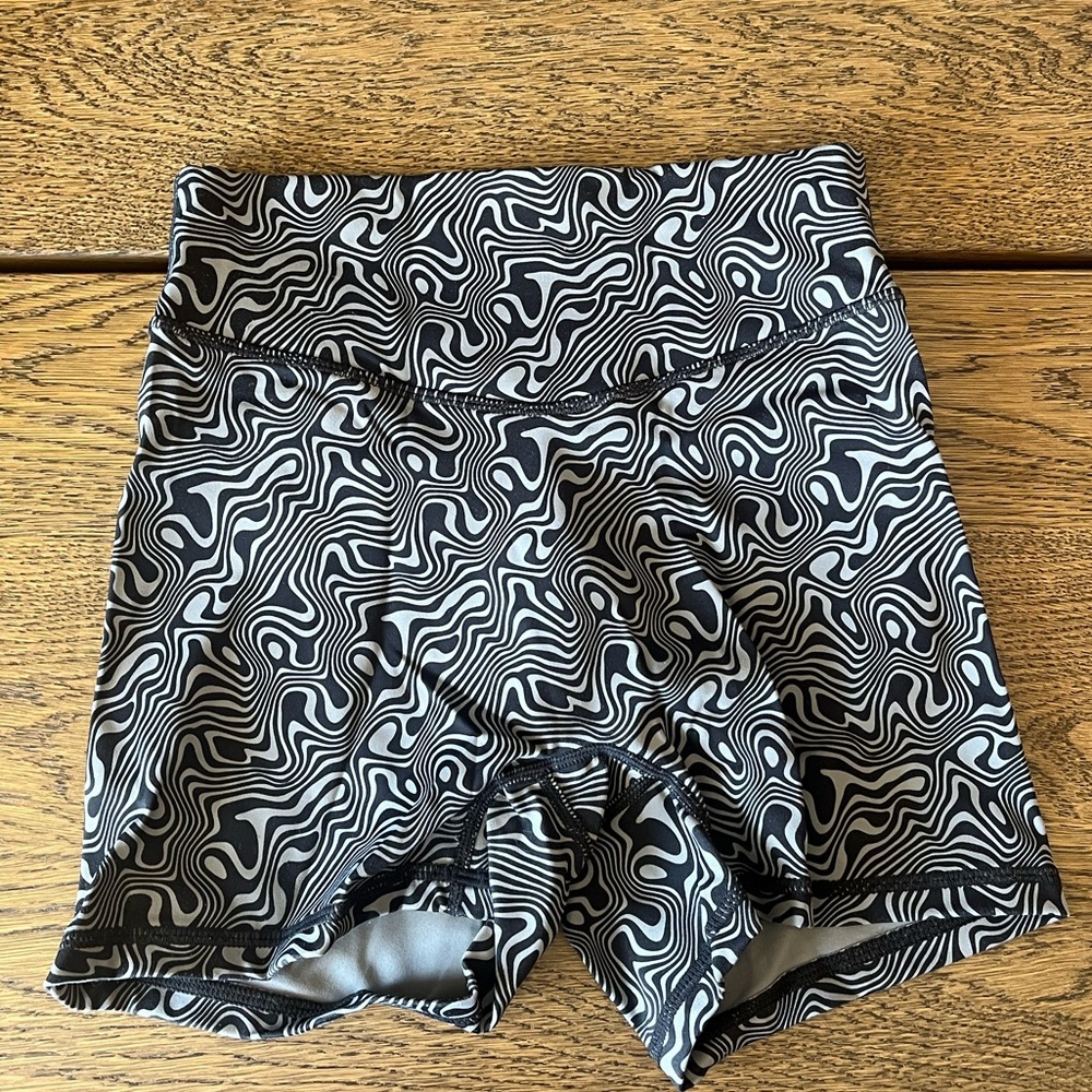 Balance athletics ascend shorts, size xs, black pattern